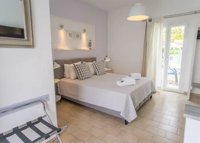 Cyclades فندق 2*