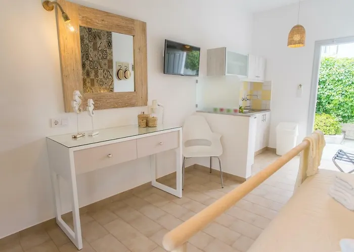 Cyclades מלון 2*