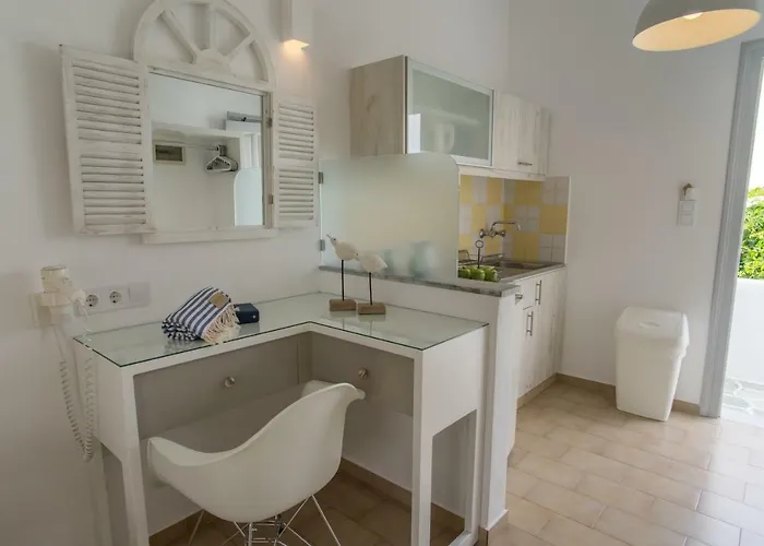 Cyclades מלון 2*